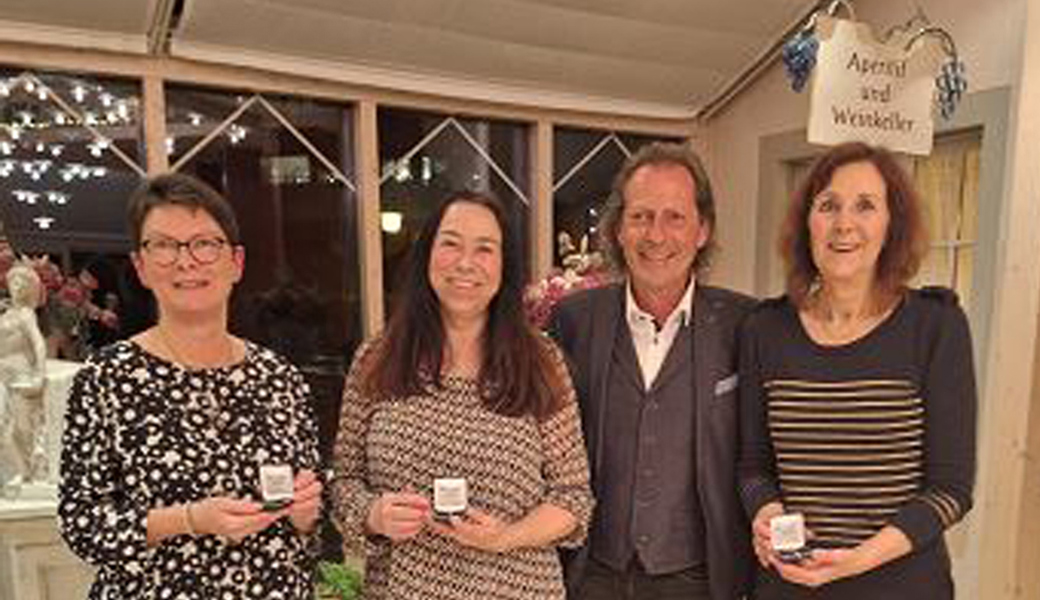 von links: Gabi Speck, Konfektions-Atelier in Herisau, 10 Jahre -  Gitte Stückler, Zuschnitt in Altstätten, 10 Jahre - Markus Kobler, Geschäftsleitung - Gabriella Neupert, Aussendienst Westschweiz, 10 Jahre