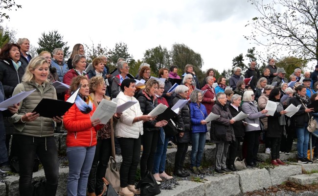 Gemeinsames Singen am Rhein setzte den Schlusspunkt zu 100 Jahre Rheindurchstich