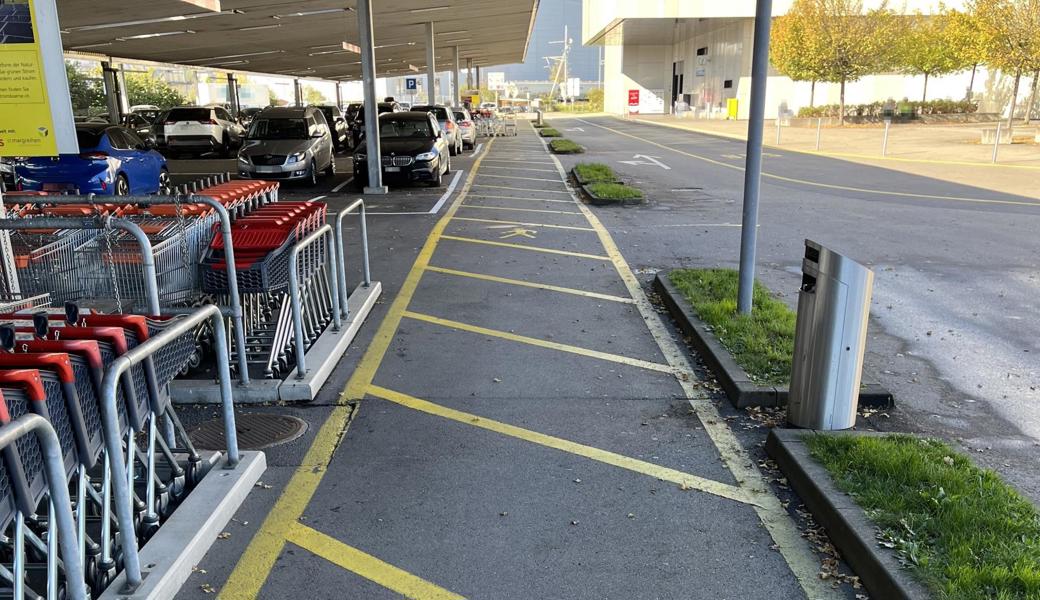 Auf dem Fussgängerweg entlang der überdachten Parkplätze stiessen ein Elektrovelo und ein Auto zusammen.