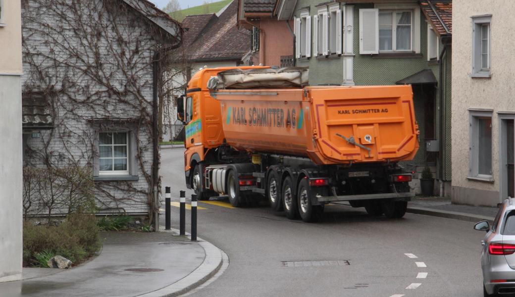 Wer beim Haus, das der Kanton gern kaufen würde (links), die Strasse queren möchte, wird erst spät gesehen. Wer beim Haus, das der Kanton gern kaufen würde (links), die Strasse queren möchte, wird erst spät gesehen.