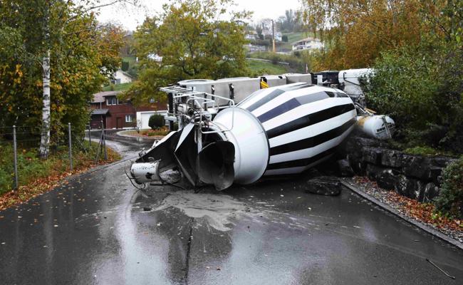 Betonmischer kippt, Strasse gesperrt