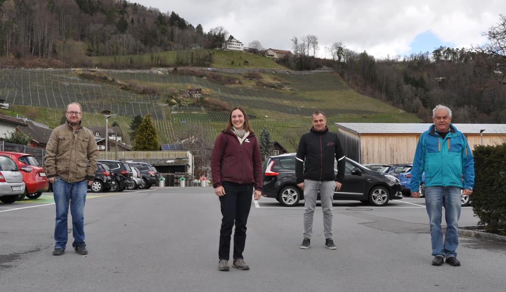 Mit einem gemeinsamen Konzept gegen invasive Neophyten: Daniel Hutter (l.) und Achim Olschewski (3. von links) vertreten die Gemeinden Au bzw. Berneck, Umweltingenieurin Fabia Knechtle Glogger und Peter Rodighiero, der 2019 die Bernecker Bestände erfasste. 