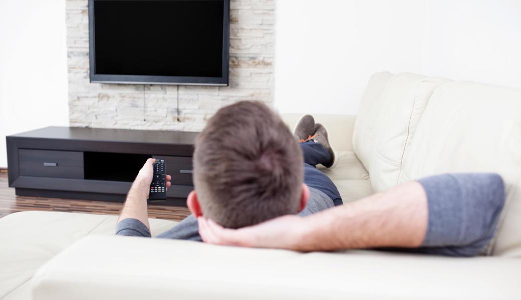 Fernsehen statt arbeiten, weil der Staat einen in Quarantäne schickt.