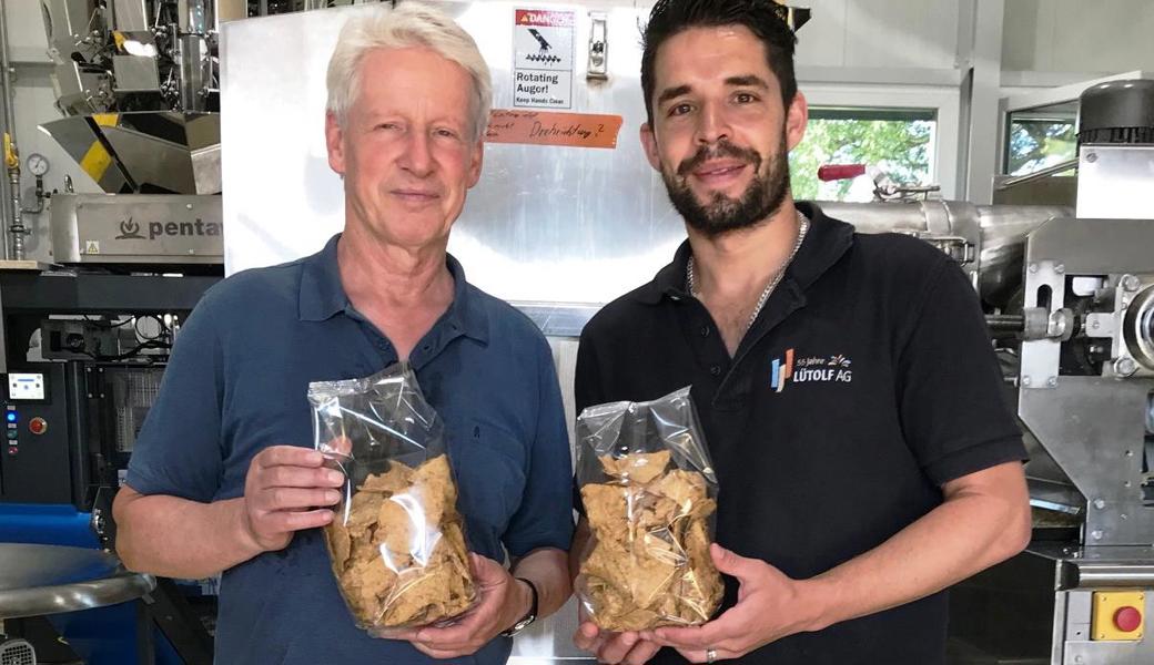 Ein knuspriger Genuss aus einem traditionellen Rohstoff: Seniorchef Ernst Lütolf und Geschäftsführer Christian Lütolf erhöhen die Produktion der Ribelmais-Chips und weiten das Verkaufsnetz aus.