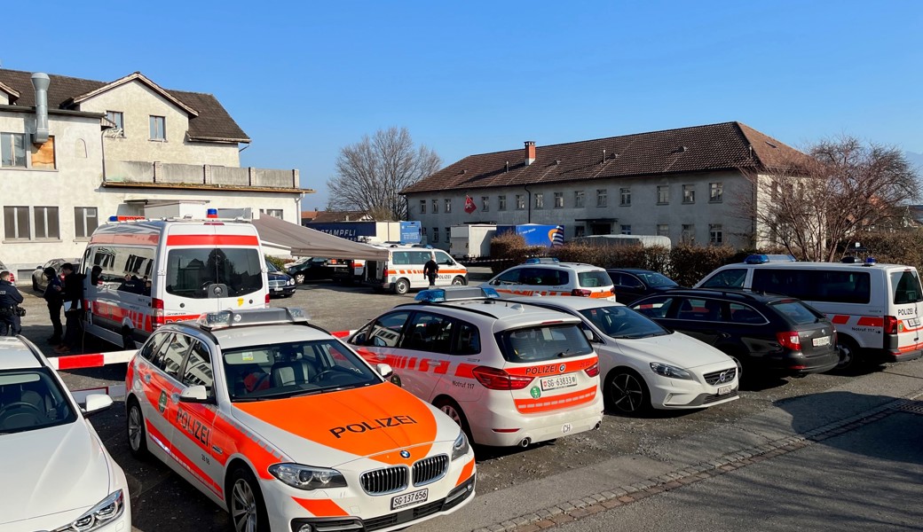 Ein Grossaufgebot der Polizei ist am Montagnachmittag vor Ort.  Ein Grossaufgebot der Polizei ist am Montagnachmittag vor Ort.