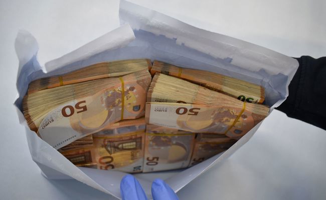 Über 350'000 Euro: Zöllner erwischen Mann mit haufenweise Geld im Rucksack