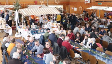 Marktstimmung in der Turnhalle: Es hatte für alle etwas dabei