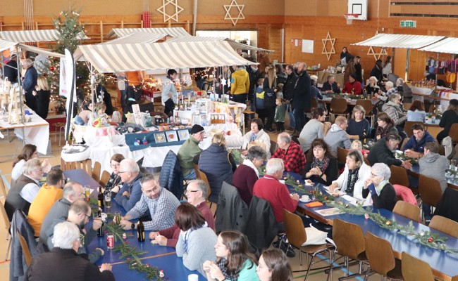 Marktstimmung in der Turnhalle: Es hatte für alle etwas dabei