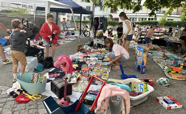Gute Geschäfte für kleine Verkäufer: Rekordbeteiligung am Familien-Flohmi im Städtli