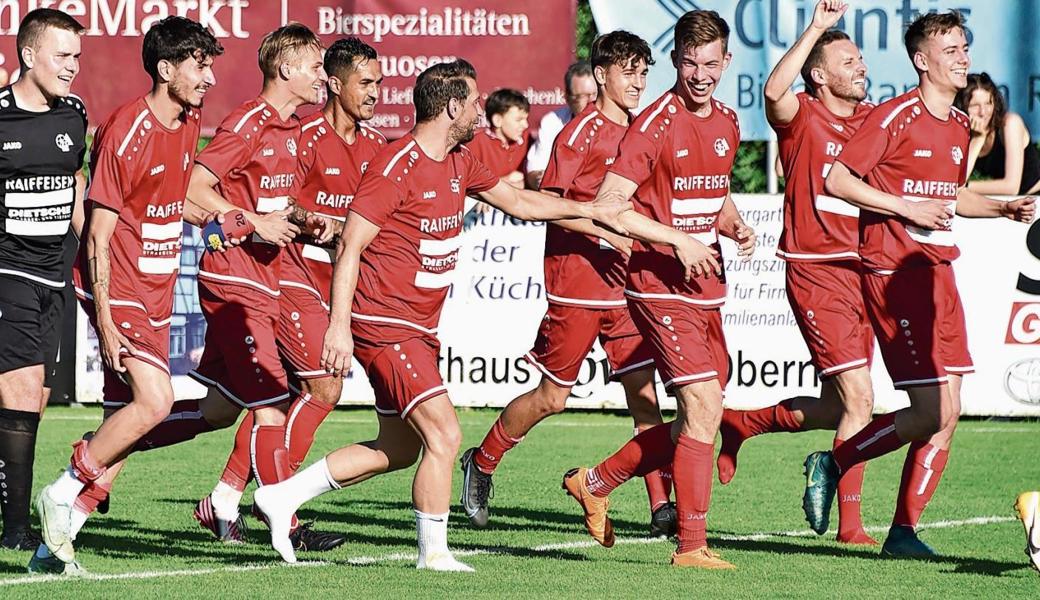 Nach dem 4:0 gegen den FC Winkeln liessen die Montlinger sich zu Recht vom zahlreichen Anhang auf dem Kolbenstein feiern.