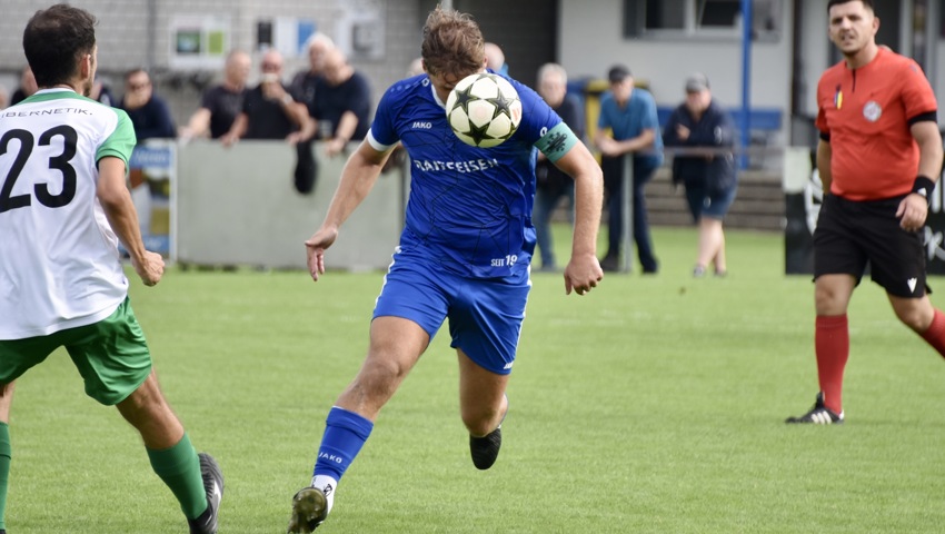 Sven Städler (in Blau) treibt Rüthis Spiel im Mittelfeld an.