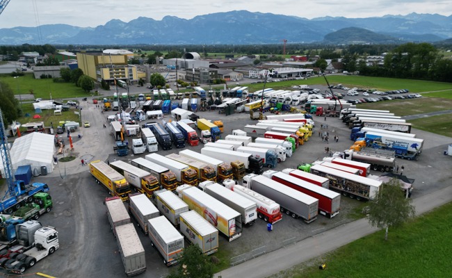 Teilnehmerinnen und Teilnehmer des Brummi Treffs liessen Open-Air-Stimmung aufkommen