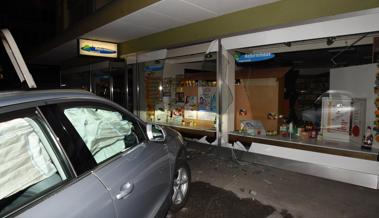 72-Jährige donnert mit Auto in Reformhaus-Schaufenster