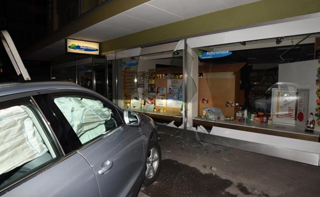 72-Jährige donnert mit Auto in Reformhaus-Schaufenster