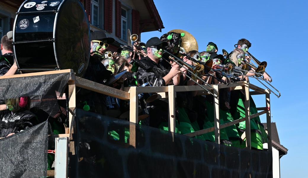 Guggenmusik Bleandastöber - zur Feier des 35-jährigen Bestehens auf dem Wagen statt zu Fuss.