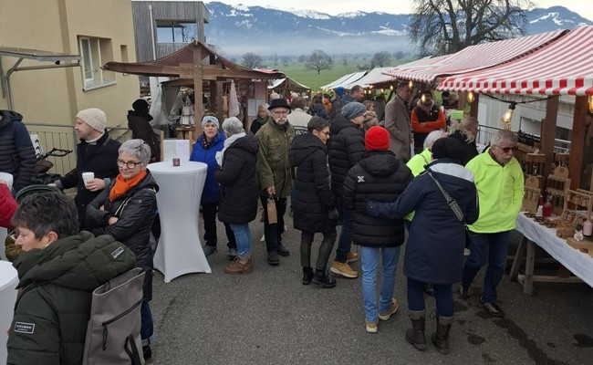 Warmes Licht und Glühweinduft: Ein Dorf im Adventsglanz