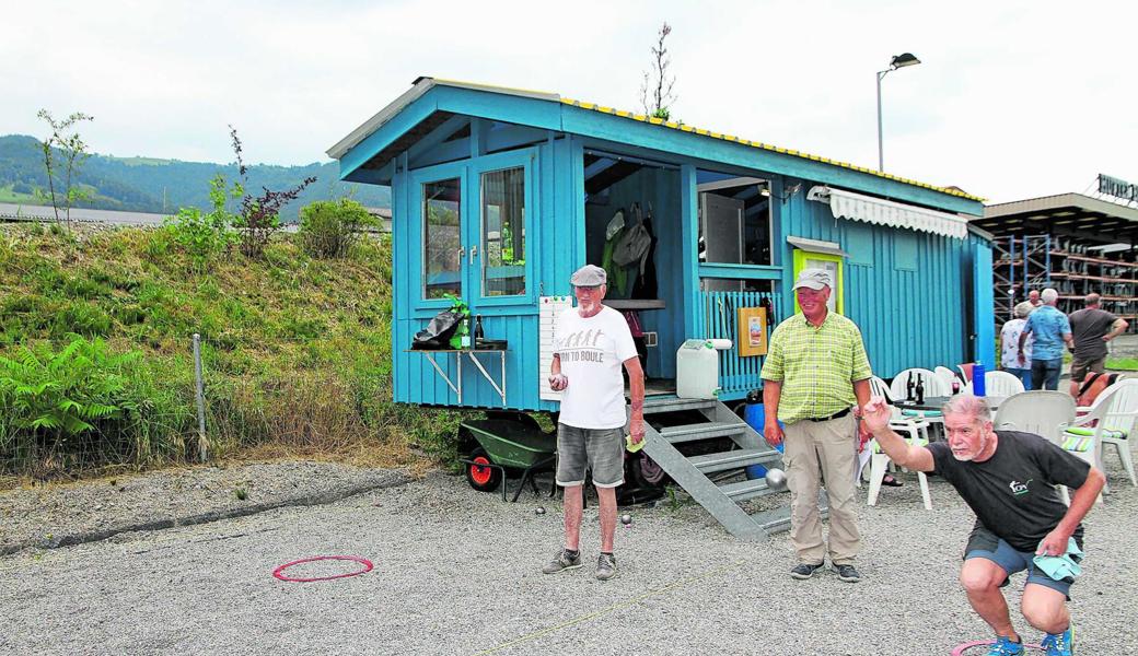Kassier Hampi Gloor (v. l.) und Präsident Norbert Städler vom Club Pétanque Rheintal beobachten den gekonnten Wurf des Konkurrenten aus Rankweil, zu dessen Club eine freundschaftliche Beziehung besteht.