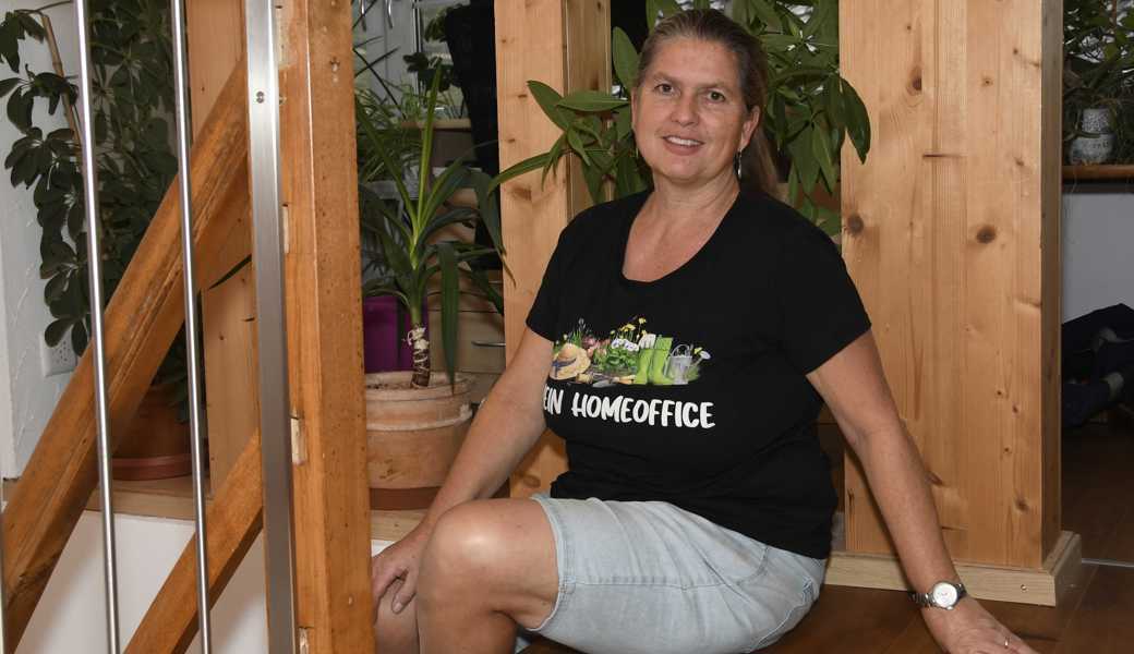 Bernadette Brander leitet seit dem Jahr 2014 den Schulgarten. In ihrem Homeoffice gedeihen auch viele Pflanzen.