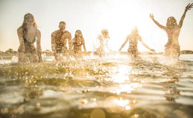 Abkühlung nötig? Diese 8 Tipps brauchst du für den Sommer-Badespass