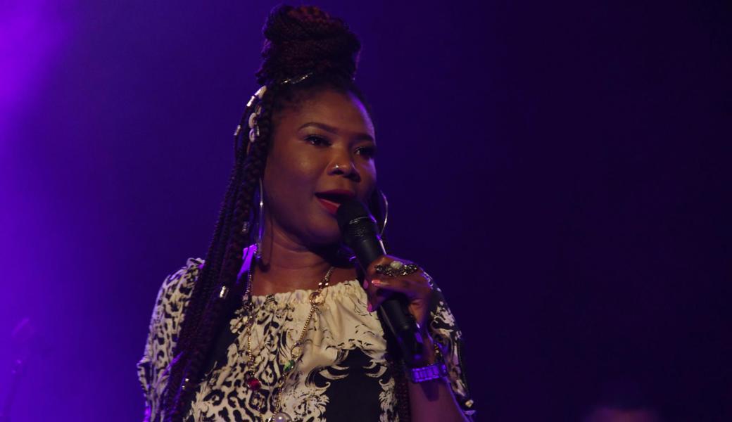 Justina Lee Brown singt den Afro-Blues-Soul voller Leidenschaft.