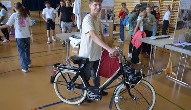 Regenfest und kreativ: Schülerpräsentationen und sportliche Highlights bei der Schulausstellung