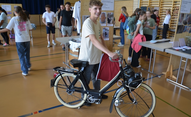 Regenfest und kreativ: Schülerpräsentationen und sportliche Highlights bei der Schulausstellung