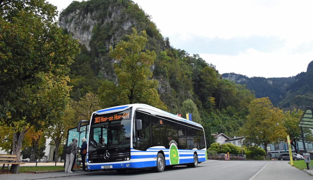 Ein Elektrobus der RTB Rheintal Bus bei dessen Einführung vor zwei Jahren bei der Haltestelle Schlossplatz in Hohenems.