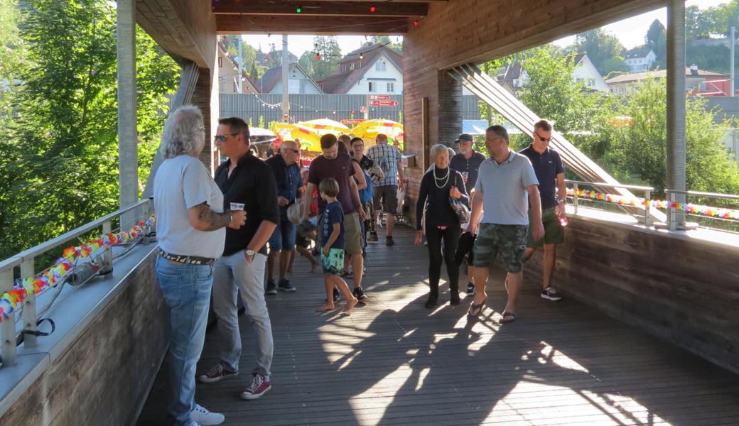 Die Holzbrücke verbindet Menschen aus Gaissau und Rheineck.