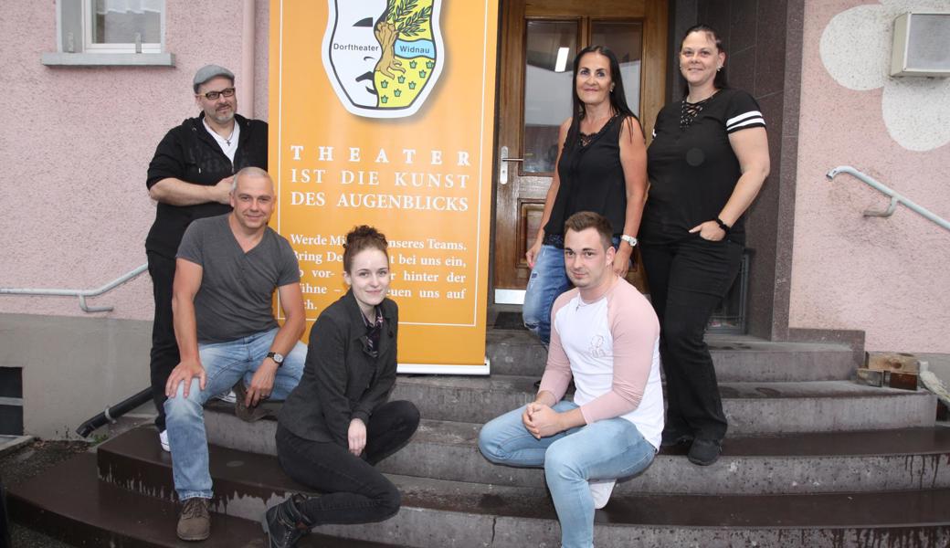 Neue Mitglieder des Dorftheaters (von links): Gianni Ceraolo, Roger Frischknecht, Rebeca John, Elais Jakatics, Claudia Weder und Tamara Eugster. Es fehlen Lara Gerhäuser und Alexandra Metz.