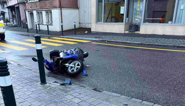 Rollerfahrerin rutscht mit Hinterrad weg und prallt gegen einen Pfosten