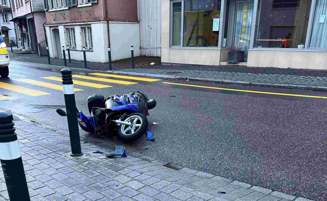 Rollerfahrerin rutscht mit Hinterrad weg und prallt gegen einen Pfosten