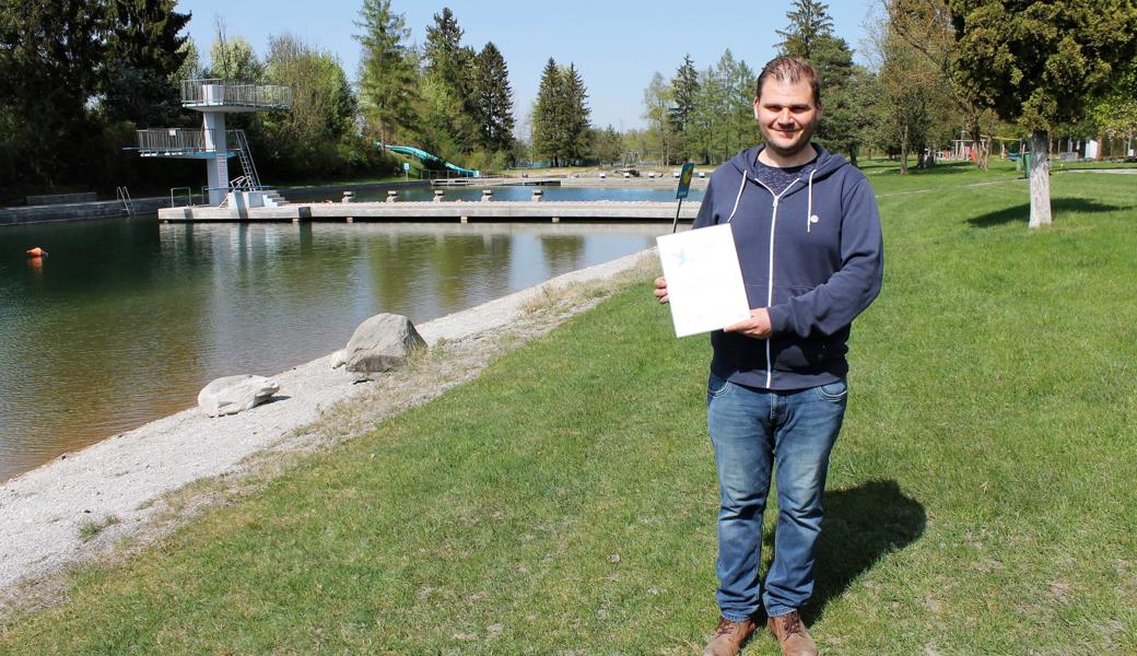 Bademeister Christoph Meyer hat die Auszeichnung für das fünftbeliebtestes Ausflugsziel und die beliebteste Badi der Schweiz erhalten.