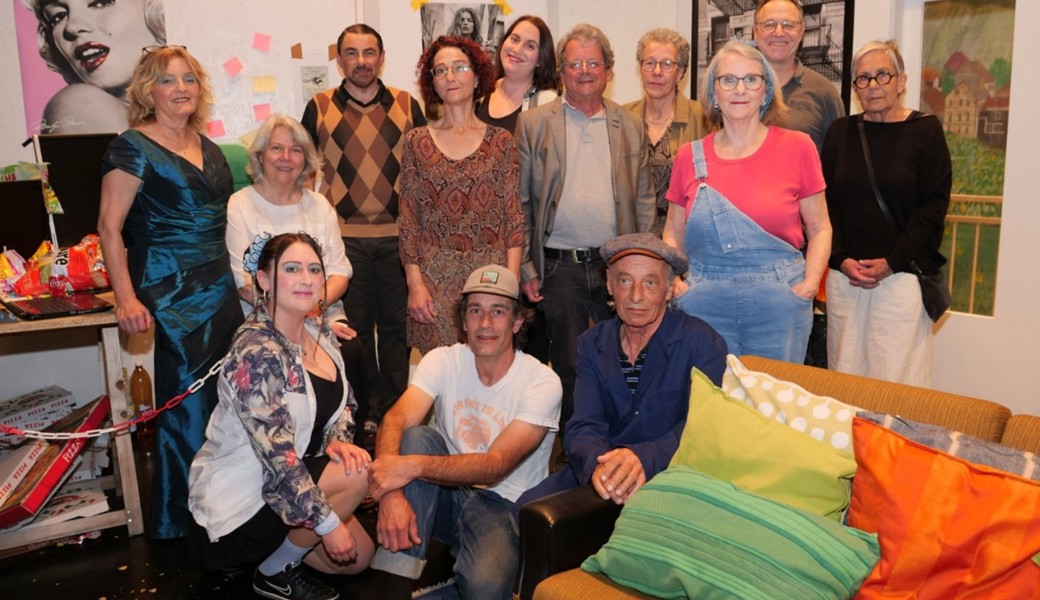 «Wohl bekomm’s»: Dorftheater Staad bringt schwarzhumorige Turbulenzen auf die Bühne