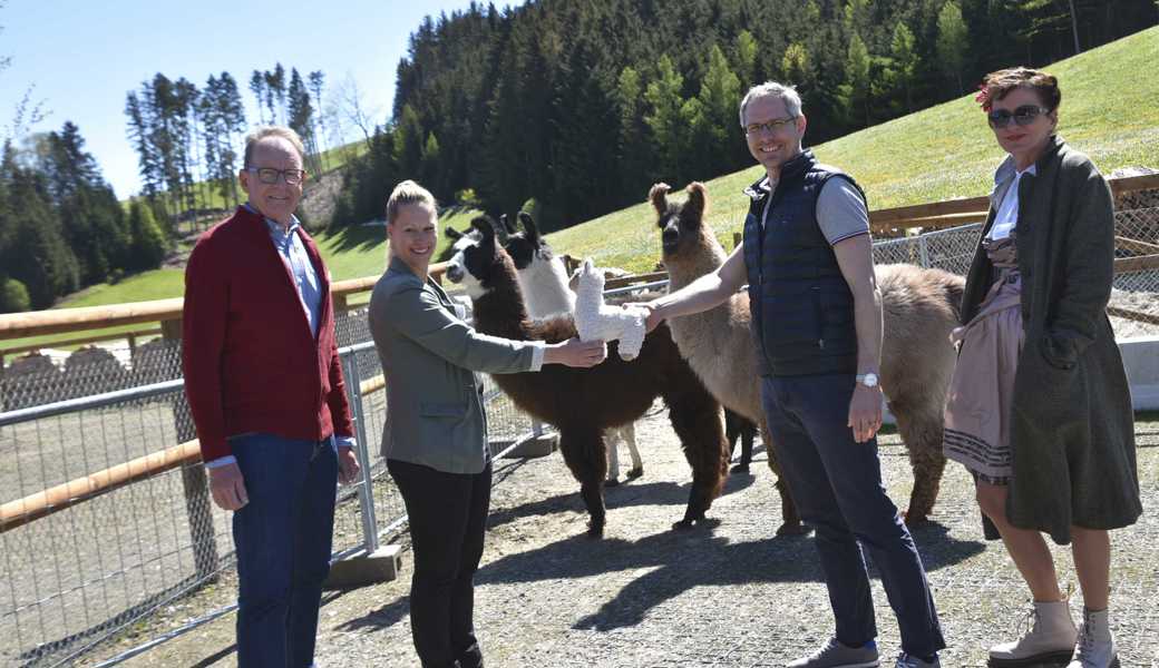 Reto Moggi, Vizepräsident des Verwaltungsrats, Rebecca Salokat, Michael Litscher und Alexandra Moorfeld (von links), freuen sich über die neuen Tiere im ebenfalls neuen Gehege. 