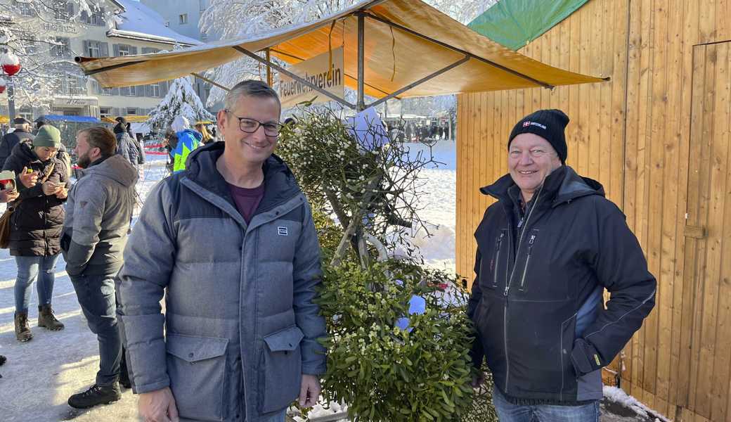 Am St. Margrether Klausmarkt haben Daniel Rickert (links) und Bruno Speck für den Feuerwehrverein Mistelzweige verkauft.