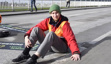 Aktivisten klebten sich auf der Zollbrücke Au-Lustenau fest