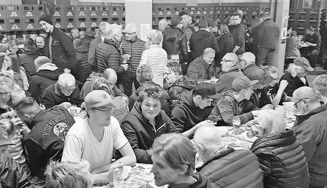 Viele Besucher kamen zum Bockbier-Anstich in die Lagerhalle der Brauerei Sonnenbräu in Rebstein.Bild: pd