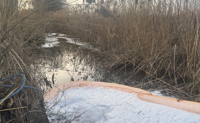 Löschschaum im Seegraben: Bachsperren für die nächsten Tage erstellt
