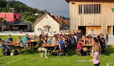 Erfolgreiche Heckenpflege und Familienzusammenkunft am Sportplatz Grund