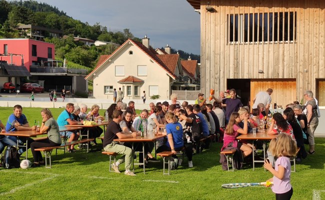 Erfolgreiche Heckenpflege und Familienzusammenkunft am Sportplatz Grund