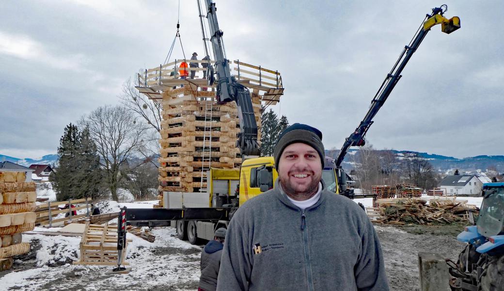 Funkenmeister Marco Hollenstein ist zuversichtlich, den Funken bis am 16. März fertig zu bekommen. Als Mass hat sich die Hofstalder Funkenzunft den höchsten Kirchturm der Marktgemeinde genommen, der knapp 60 Meter misst.