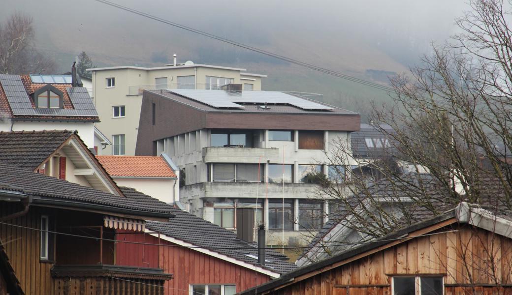 Eichbergs Rathaus ist 50-jährig. Sollte es saniert werden, wäre auch die integrierte Viereinhalb-Zimmer-Wohnung zu erneuern. Falls ein Neubau erstellt wird, stellt sich der Gemeinderat den Verzicht auf eine Wohnung vor. 