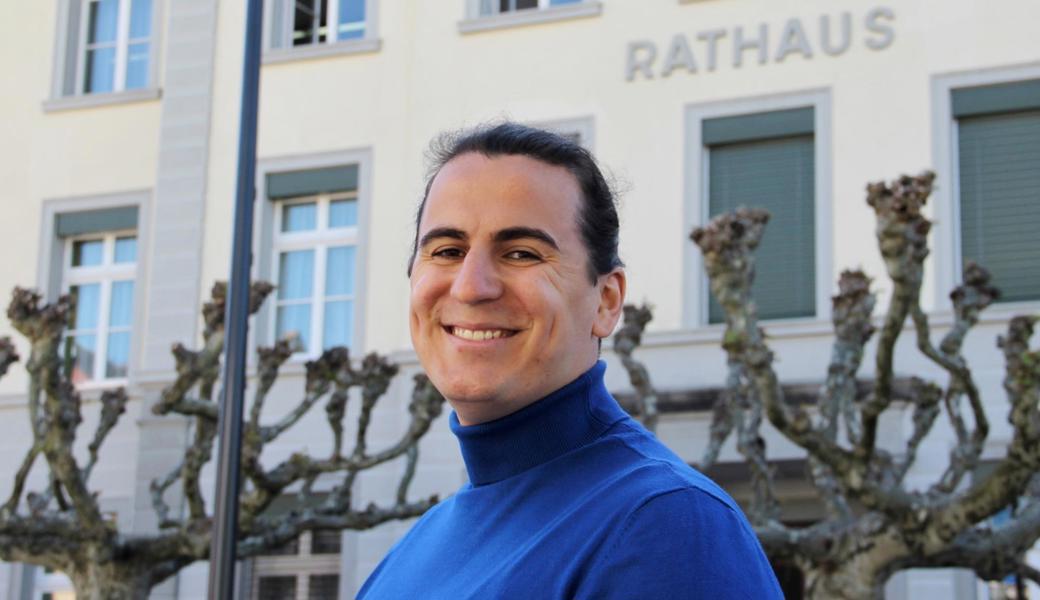 Mergim Ahmeti, hier vor dem Oberrieter Gemeindehaus, hat eine «Megafreude». Nachdem der Einbürgerungsrat Montlingen sein Einbürgerungsgesuch vor zwei Jahren abgelehnt hatte, bekam er nun von der Gemeinde Oberriet schöne Post. In der Betreffzeile steht: «Herzlich willkommen als Bürger von Oberriet-Montlingen».
