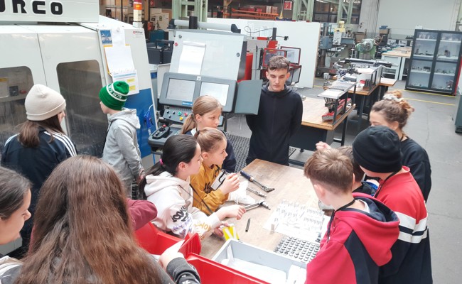 Primarschulkinder schnuppern in der Tech-Welt und staunen