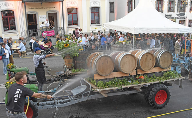 Das Torkelfest wurde mit dem traditionellen Verschwellen der Weinfässer eröffnet