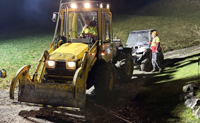 56-jährige Frau verunfallt, Feuerwehr und Forstarbeiter bergen Fahrzeug