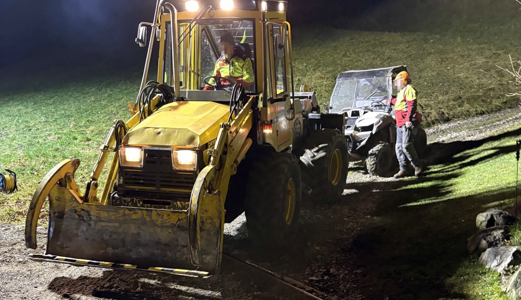 56-jährige Frau verunfallt, Feuerwehr und Forstarbeiter bergen Fahrzeug
