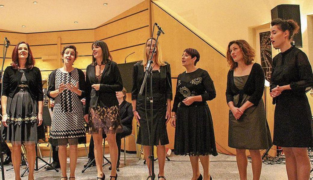 Das Frauenoktett von Euphonic interpretiert den Klassiker «Over The Rainbow». 