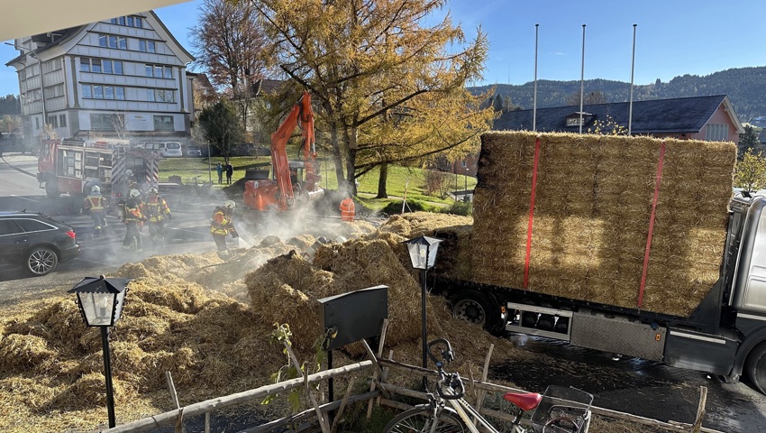 Nach der Fahrt über den Stoss sind Strohballen in Brand geraten Nach der Fahrt über den Stoss sind Strohballen in Brand geraten