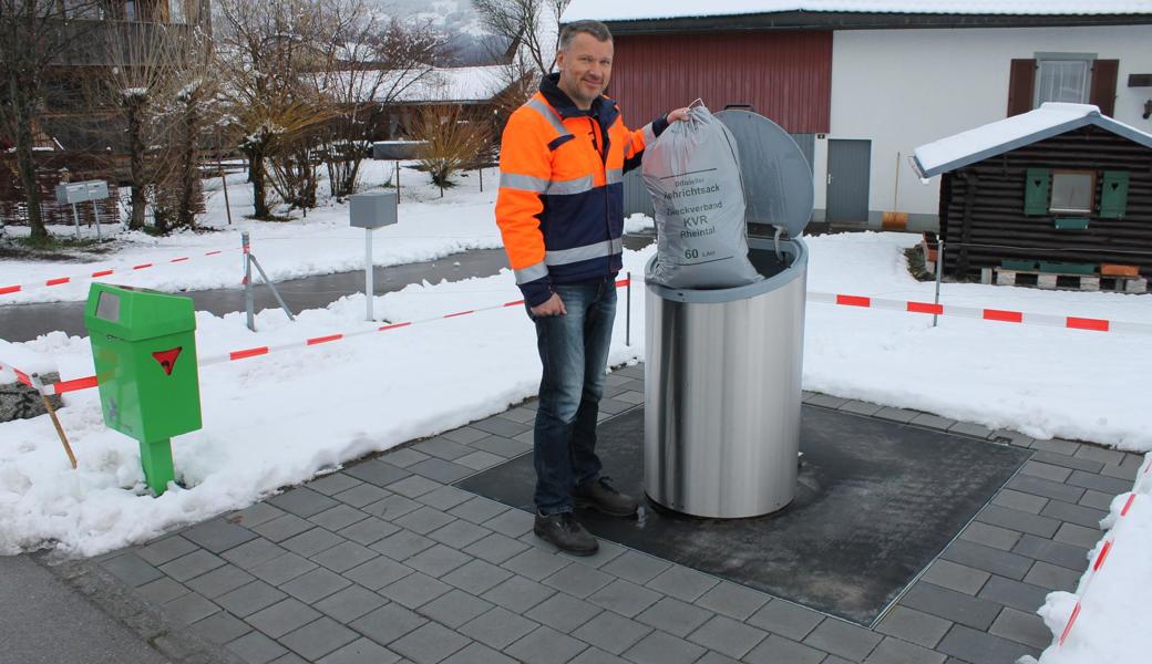 Guido Seiz, Leiter des Unterhaltsdiensts der Gemeinde Diepoldsau, demonstriert das Unterflursystem.

